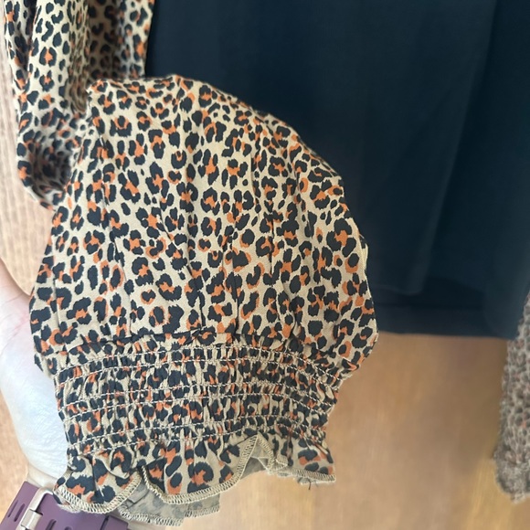 NWT DKNY Blouse Like Long Sleeves Thin Stretchy Sweater Cheetah Print Large - Picture 3 of 8
